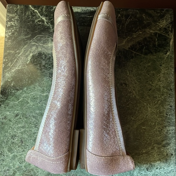 Vionic flats. No insoles. Shimmery lilac color. Pretty. Size 8.5 - Picture 7 of 8